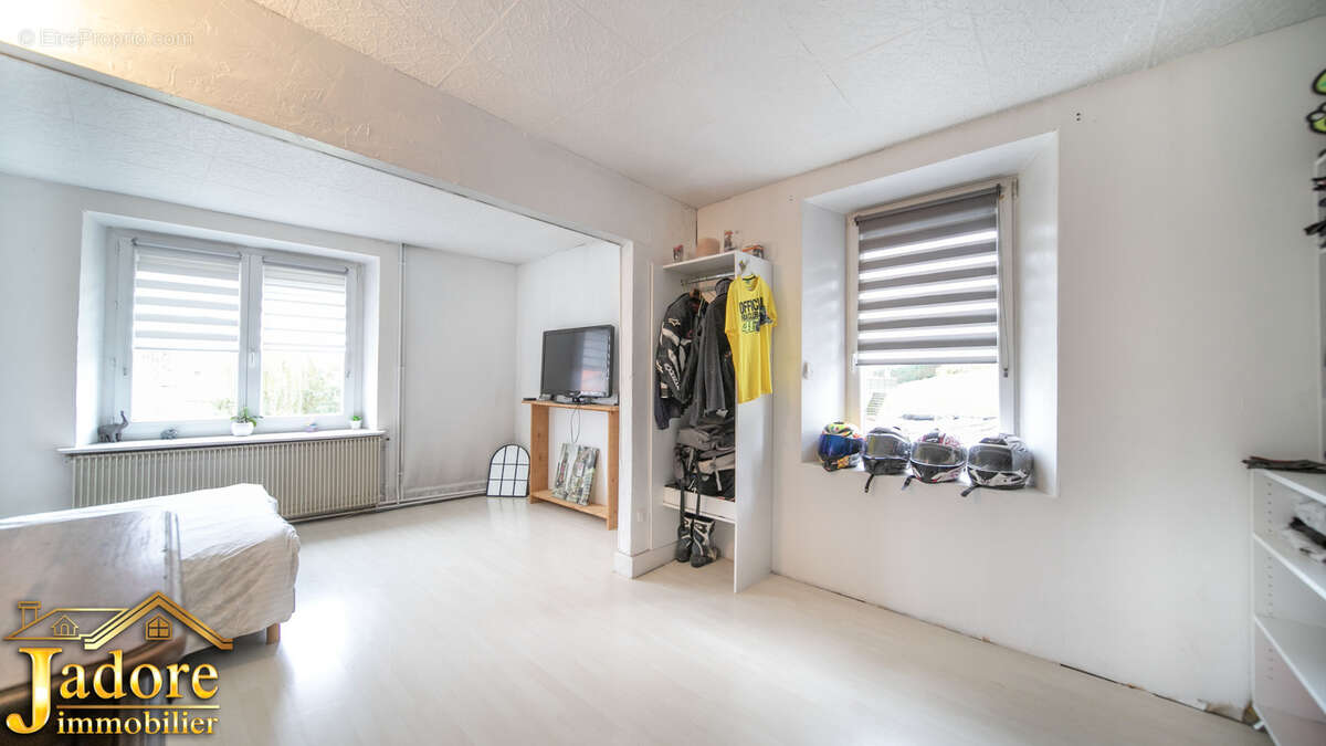 Maison à LA CHAPELLE-DEVANT-BRUYERES