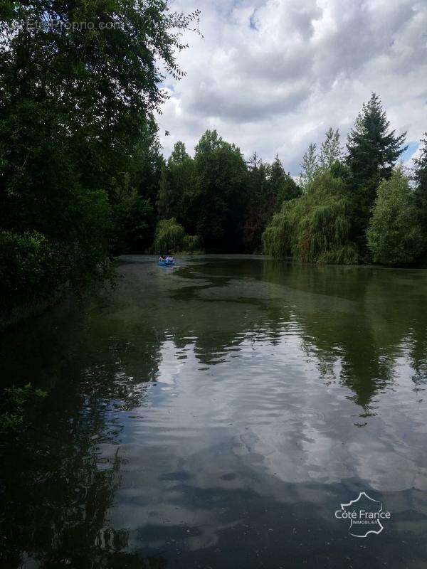Commerce à MEZIERES-SUR-OISE