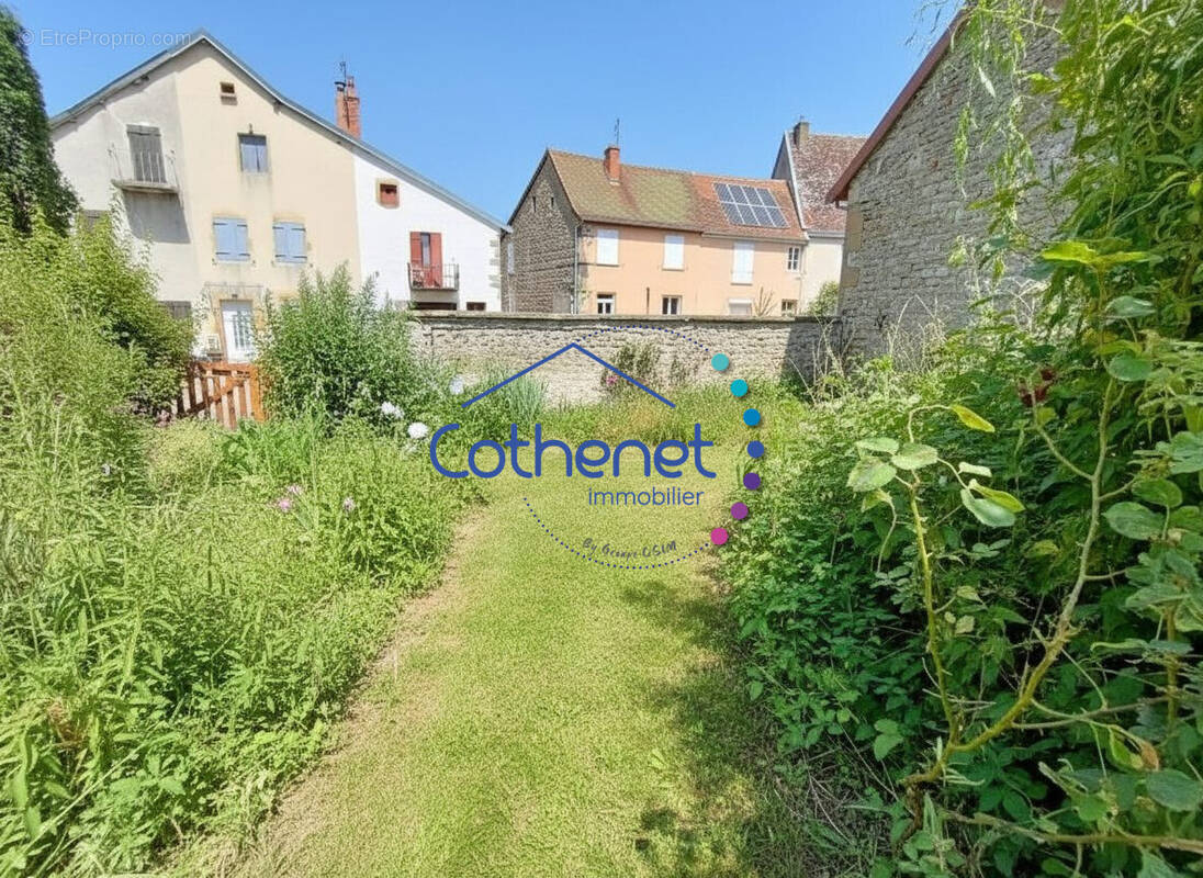 Maison à SAINT-CHRISTOPHE-EN-BRIONNAIS