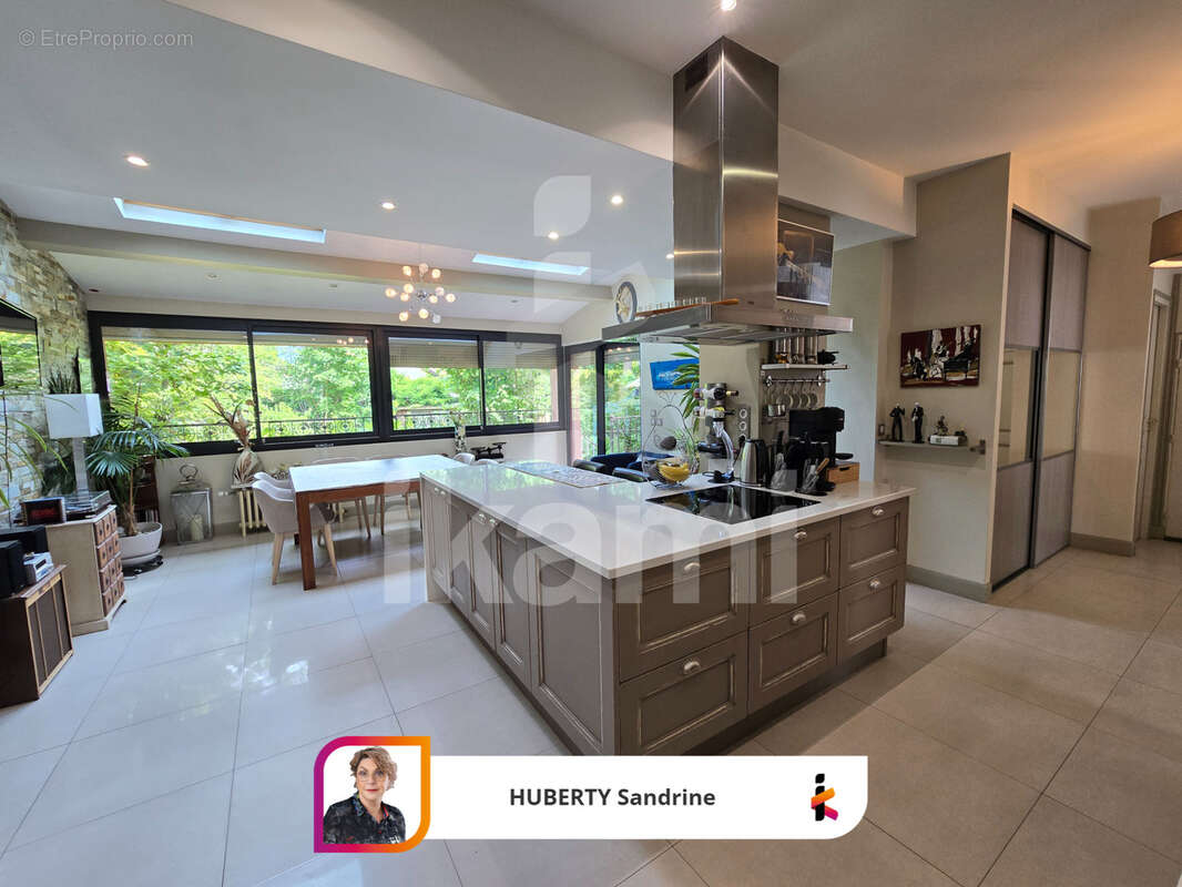 Livry Gargan, secteur Jacob grande maison de 220 m2 idéal artisan ou profession libérale - photo 3