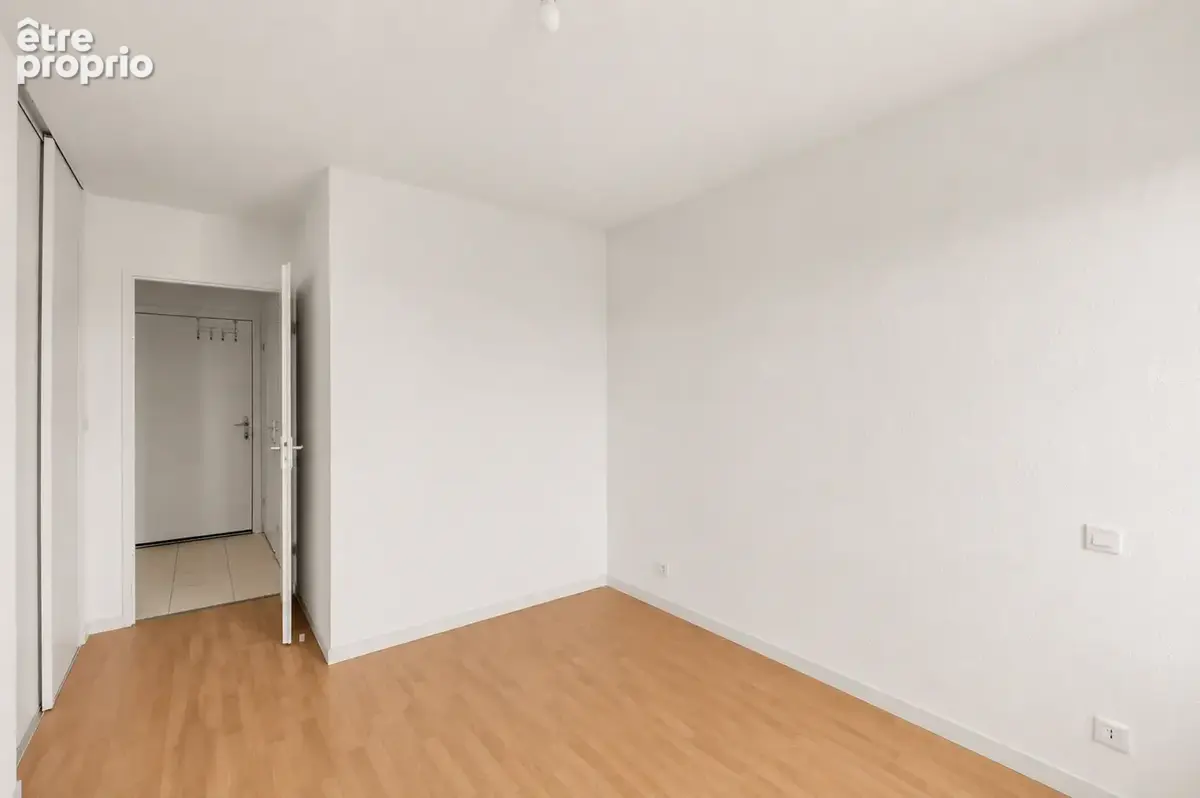 Dernier étage - grand t2 lumineux + parking - photo 6