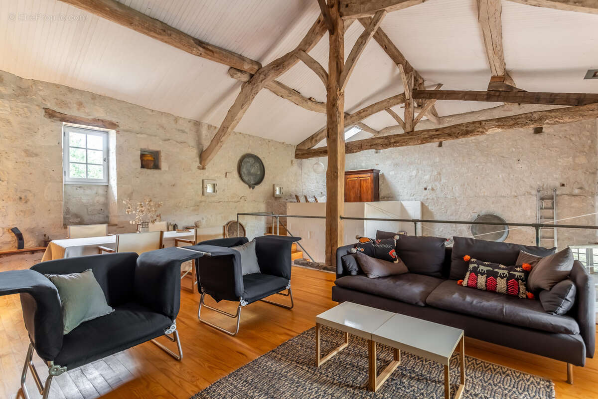 Maison à MONTJOI