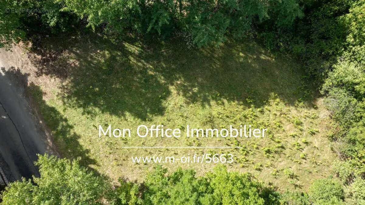 Terrain à CROTS