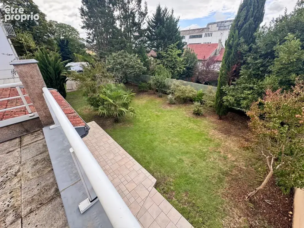 Clos chassaing /magnifique maison de ville / 5 chambres/ 3 sdb / jardin plat + terrasses/ garage et grand stationnement - photo 23