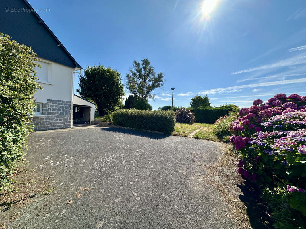 Trédarzec   Maison familiale 5 chambres avec potentiel de logement indépendant   Terrain de 1 120 m2 - photo 2