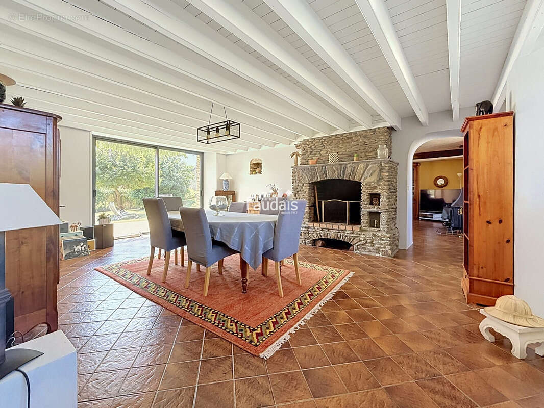 Maison 235 m² à Saint-Georges-Montcocq  - photo 6