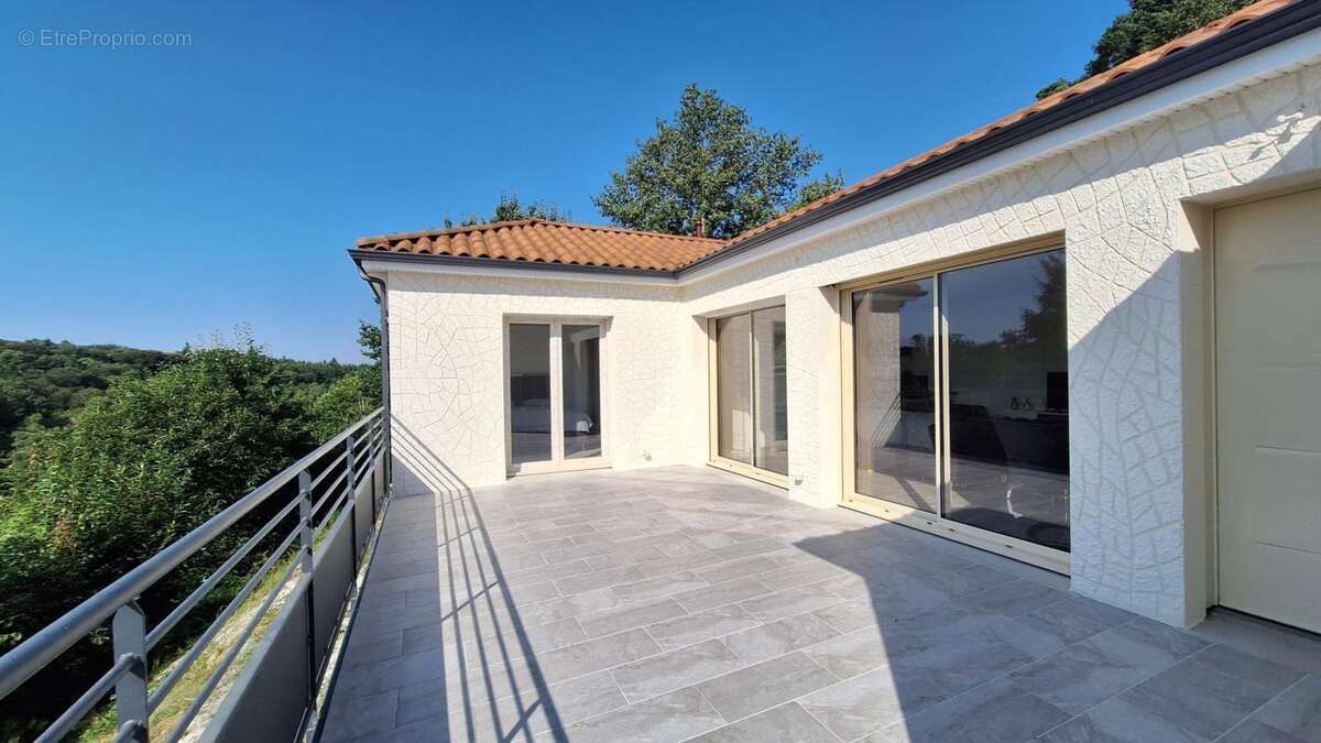 Maison à BONNAC-LA-COTE