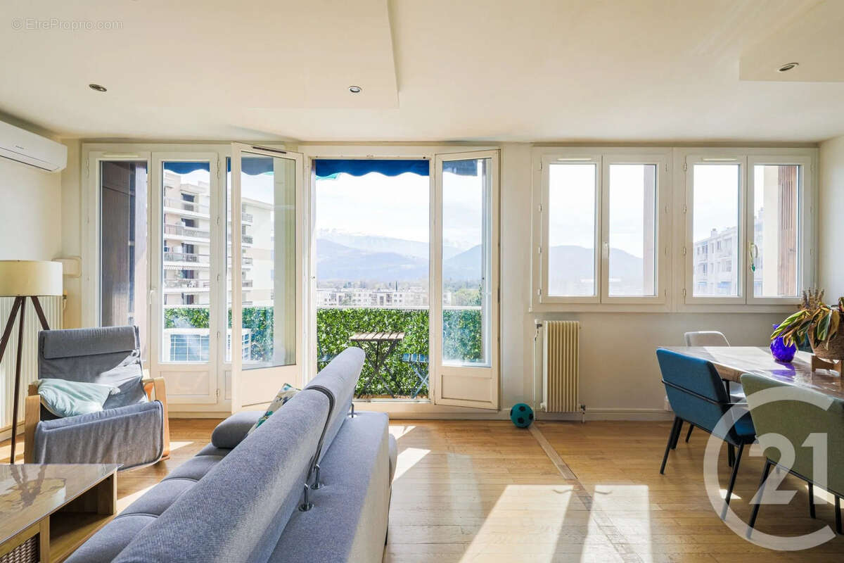 Appartement à MEYLAN