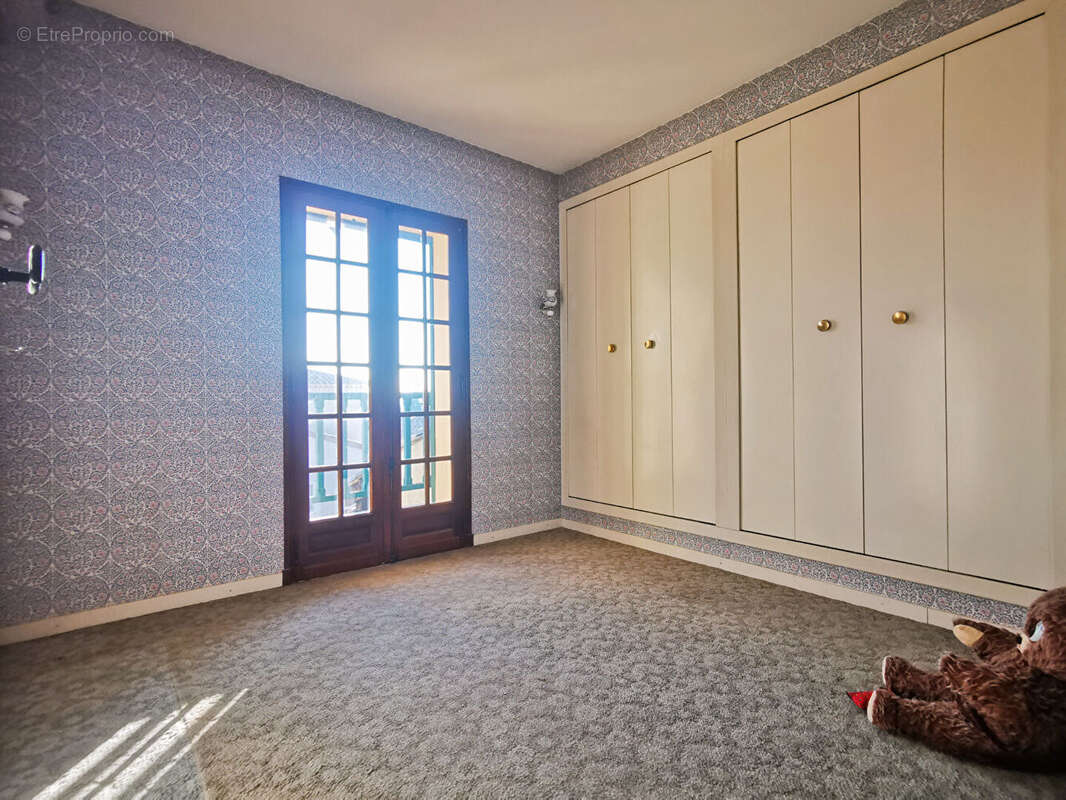 Maison traditionnelle t5 (construite en 1973) de 138 m² sur un terrain de 1 003  m2 - photo 16