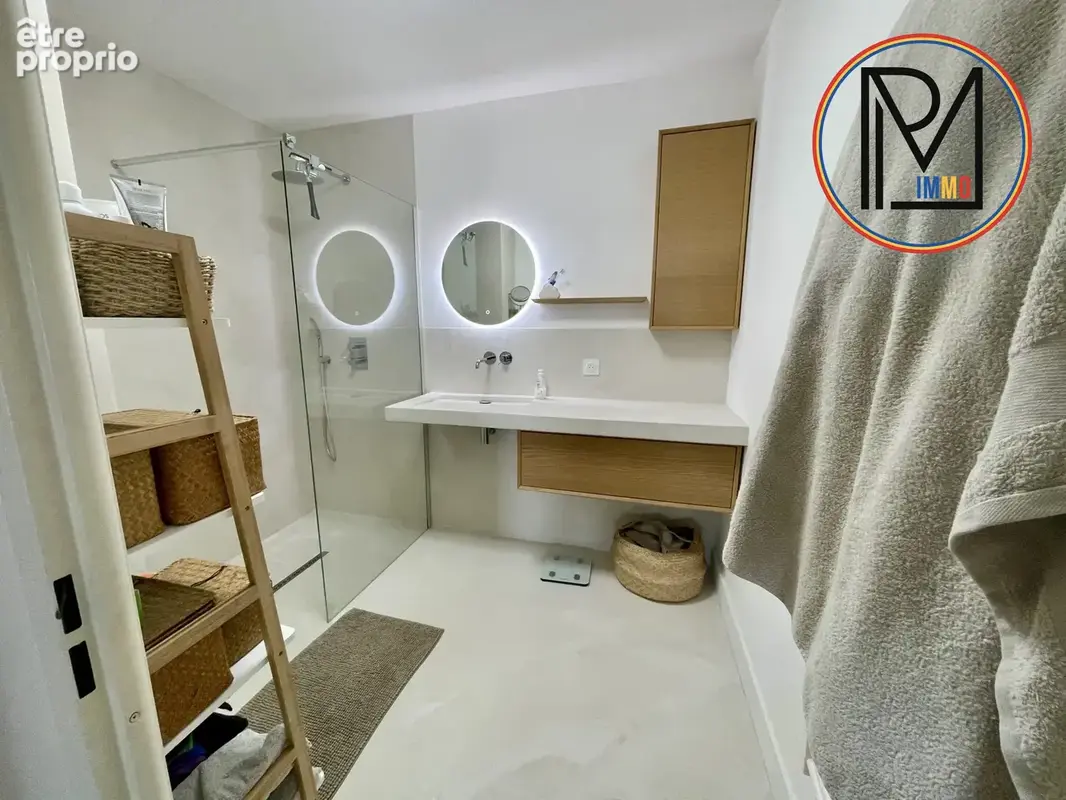 Une salle de bain fonctionnelle et lumineuse.