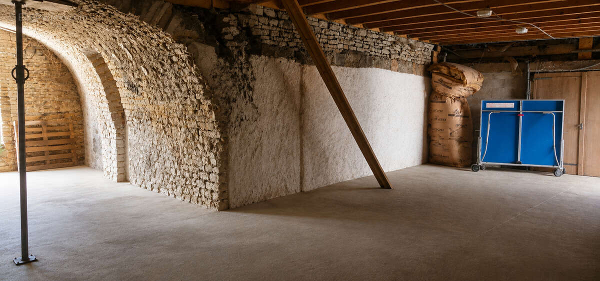 Maison en pierre de caractère à rénover . Un véritable coup de coeur pour les amoureux de l'authenticité ! - photo 6