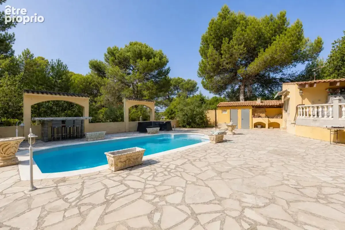 Les Pennes Mirabeau, Villa familiale + 3 logements dépendants - photo 1