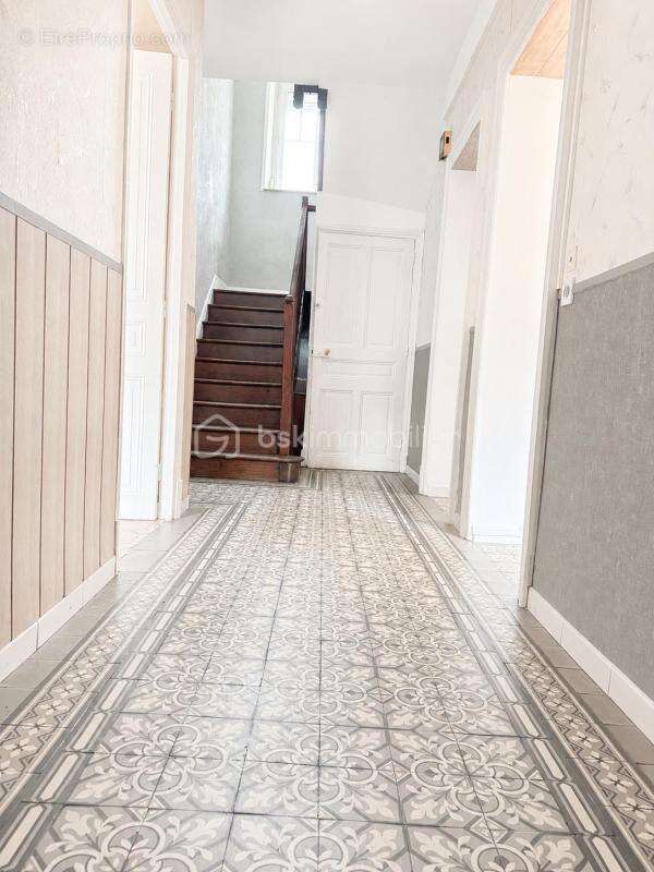 Maison de maître avec nombreuses dépendances et fort potentiel - photo 6