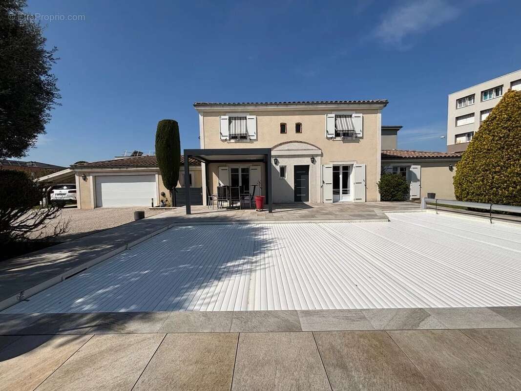 Maison à MONTELIMAR