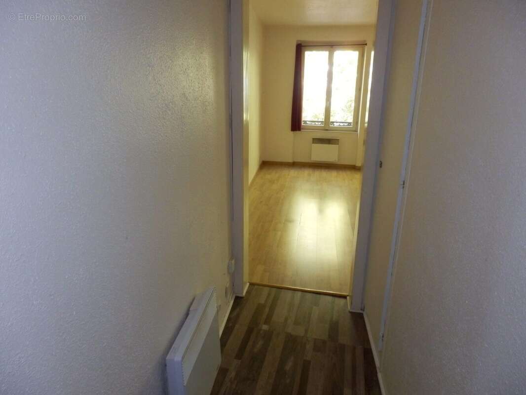 HALL ENTREE AVEC PLACARD - Appartement à STRASBOURG