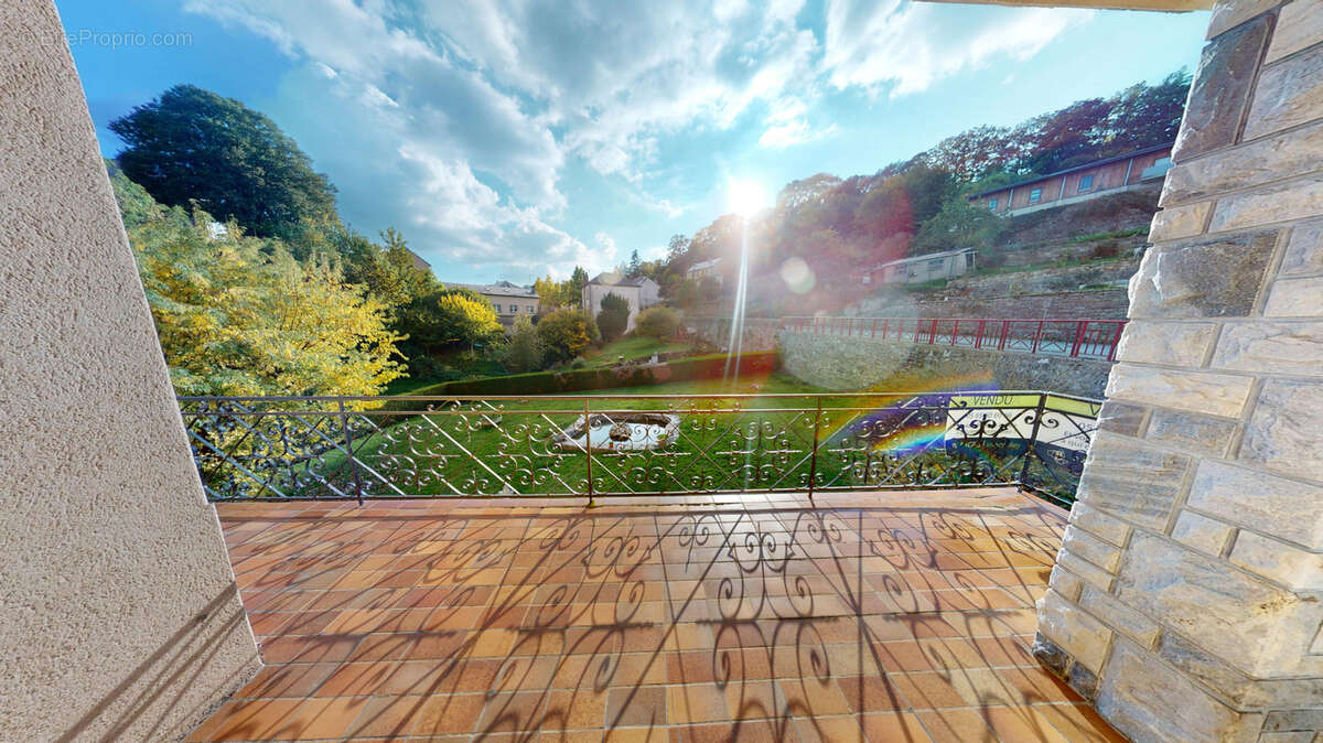 Maison à SALLES-CURAN