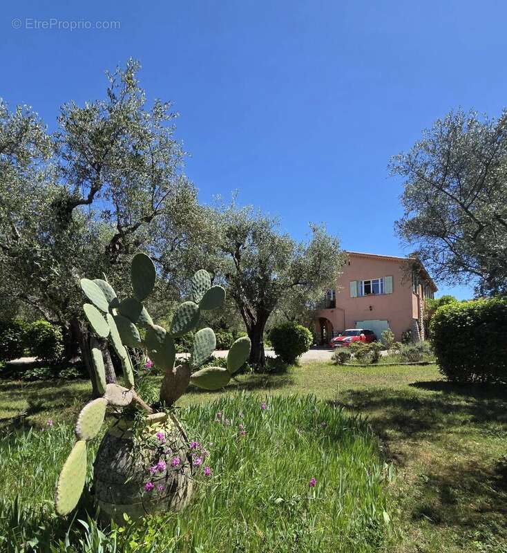 Maison à CHATEAUNEUF-GRASSE