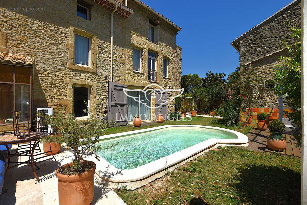 Maison 341 m² à Sainte-Cecile-Les-Vignes  - photo 2