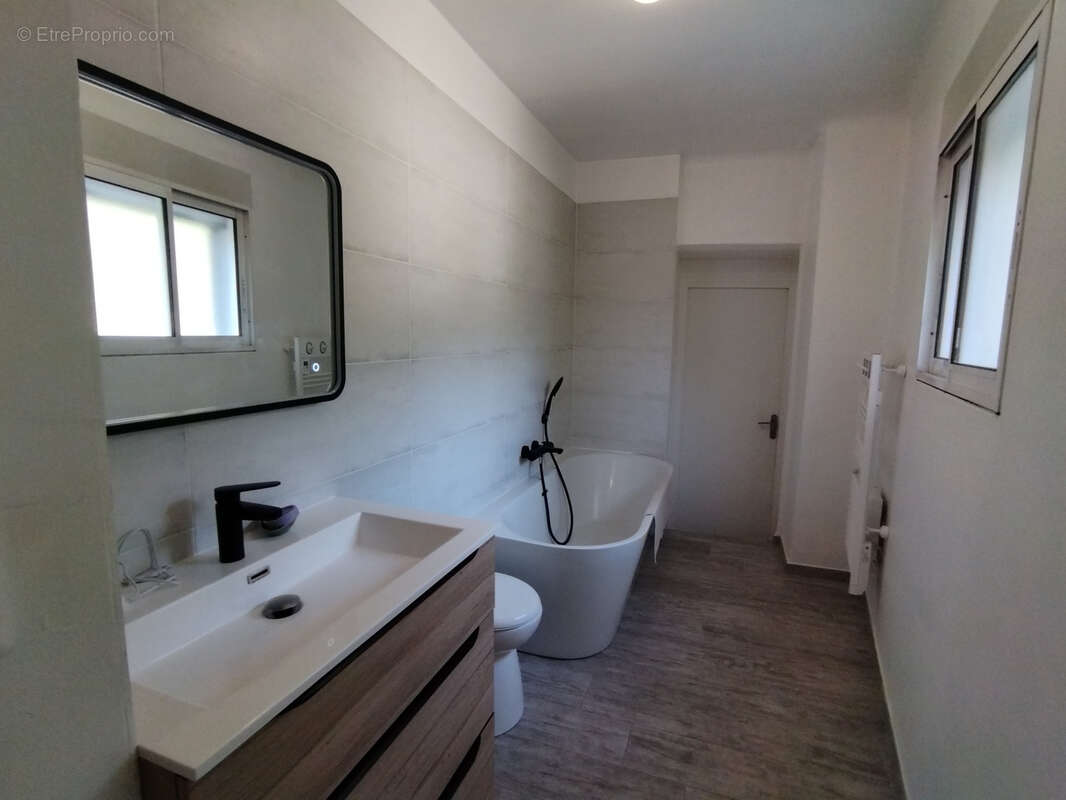 Le Thoronet - Maison rénovée, sur 2 niveaux, 86m2 habitables environ. Garage, jardin. - photo 7