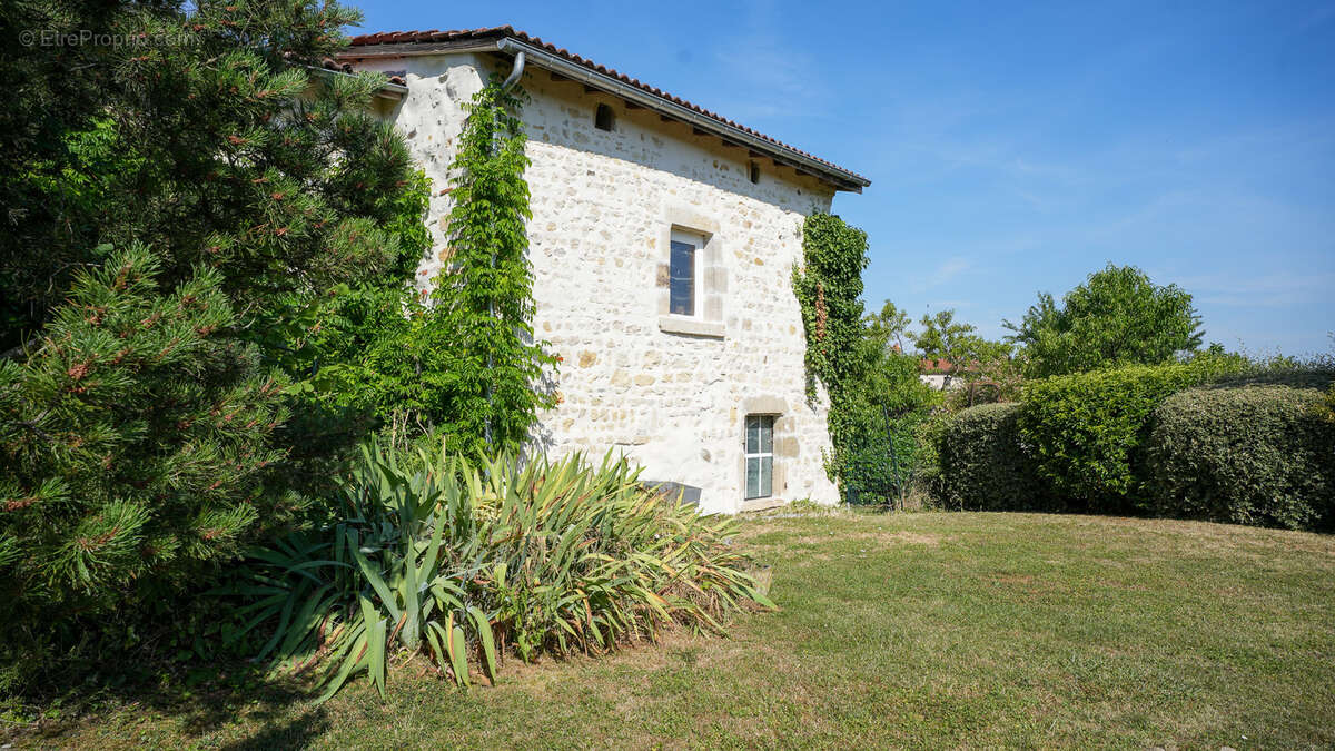 Centre bourg: ancienne ferme restaurée avec piscine - photo 24