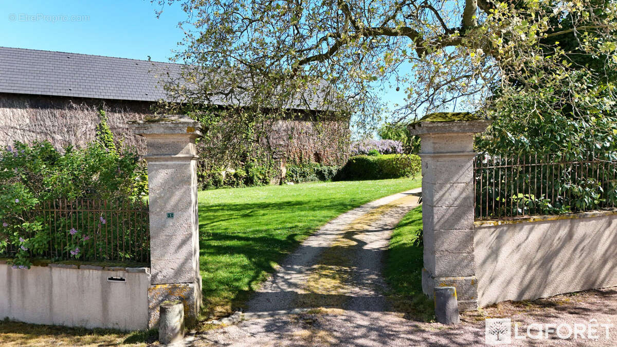 Ancienne cure du XVIIIe,  Propriété de caractère avec dépendances sur 1,7 ha - photo 16