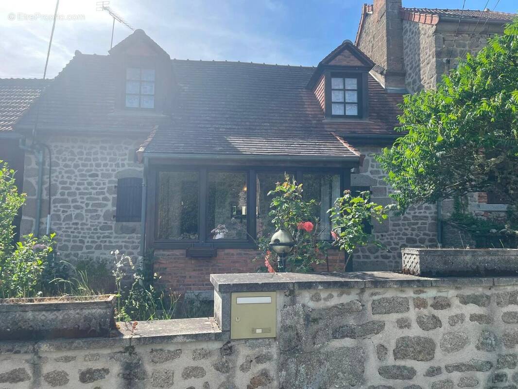 Photo 1 - Maison à SAINT-MEDARD-LA-ROCHETTE