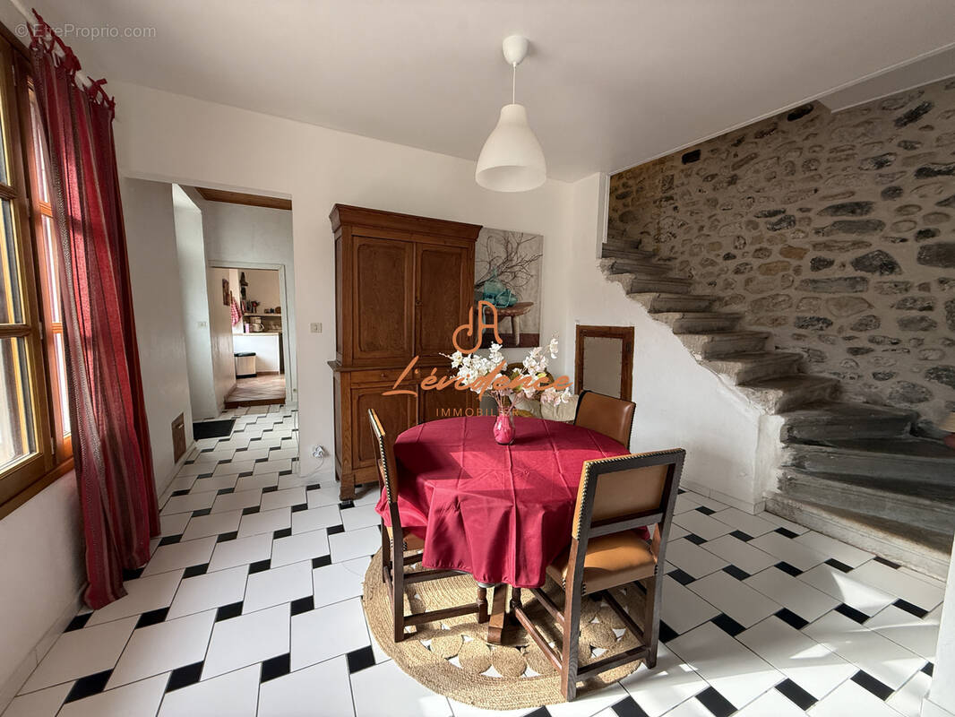 Maison à SAINT-MARTIN-SUR-LAVEZON