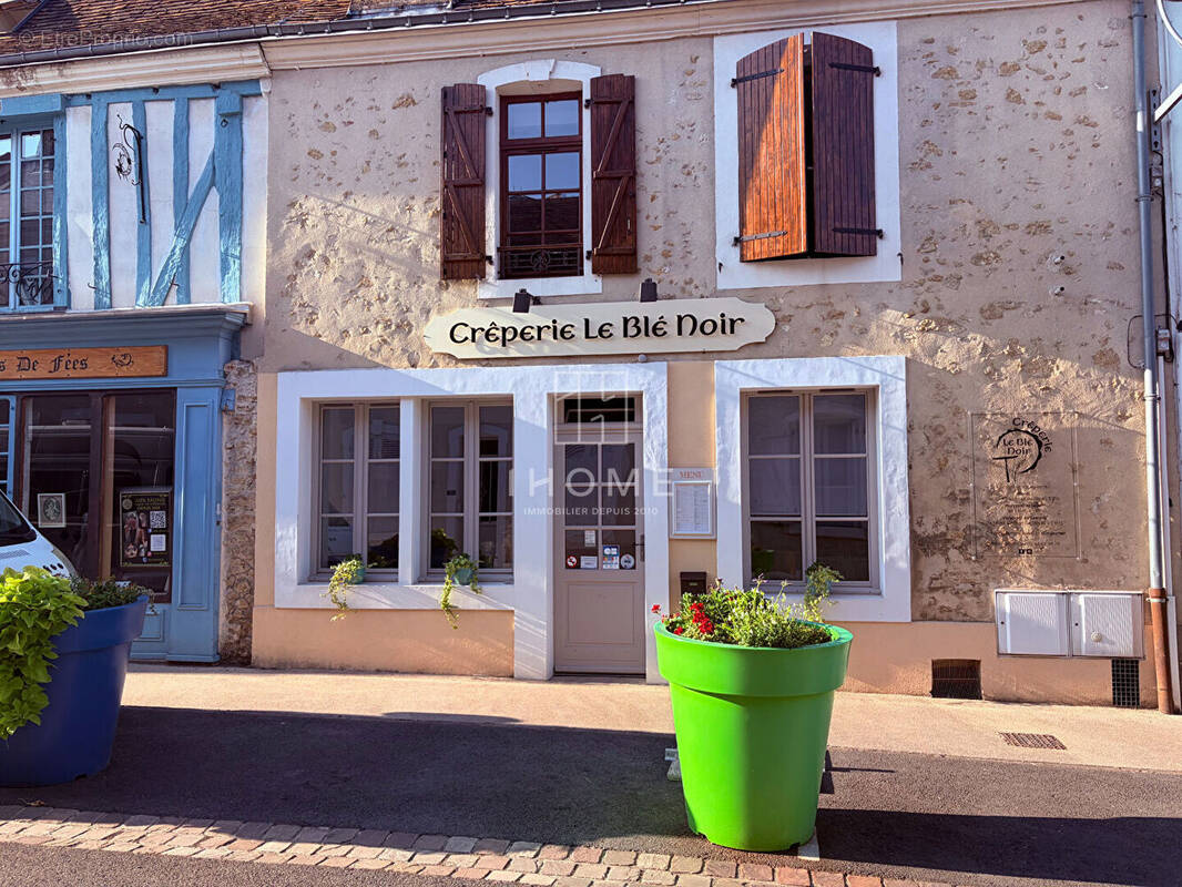 Commerce à MONTFORT-LE-GESNOIS