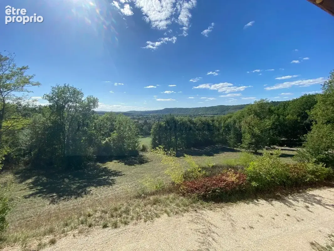 Jolie maison, de 182 m², en partie aménagée de plain-pied sur un terrain de 1ha 56a 32ca. Situation dominante avec vue imprenabl - photo 2