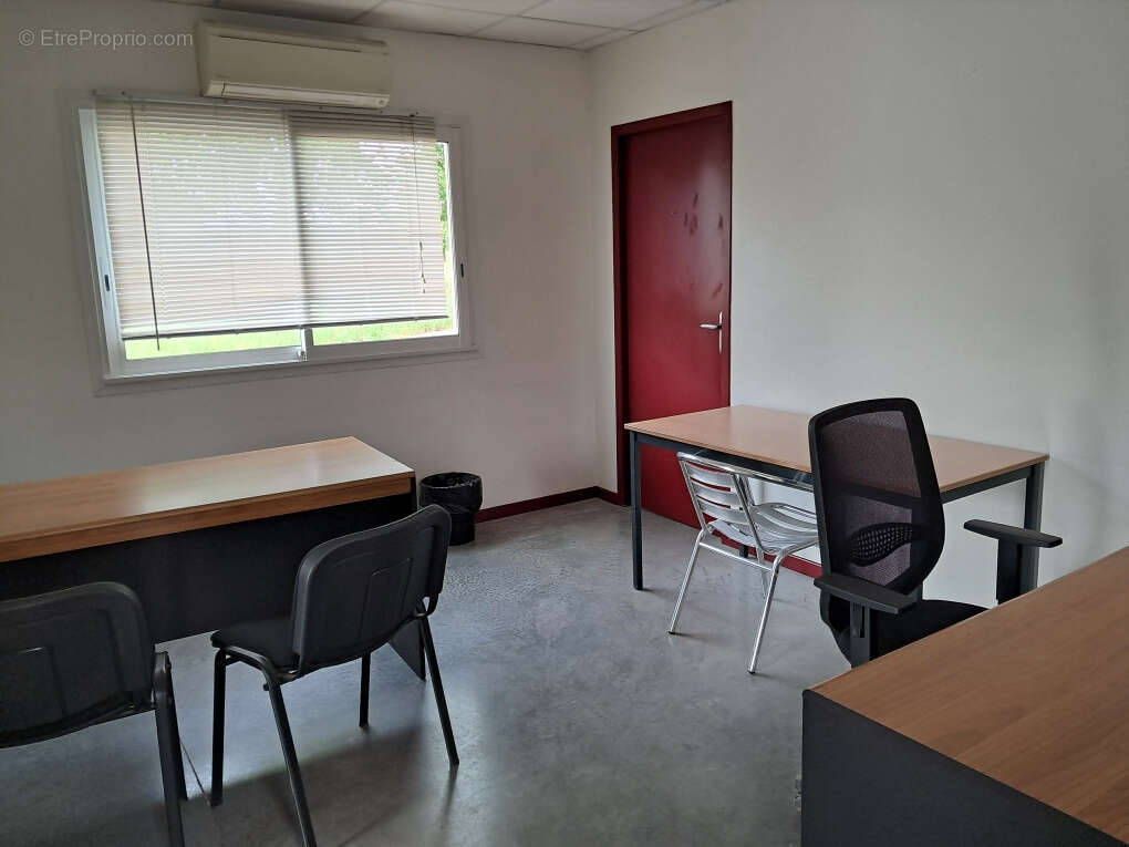 Commerce à ESCOURCE