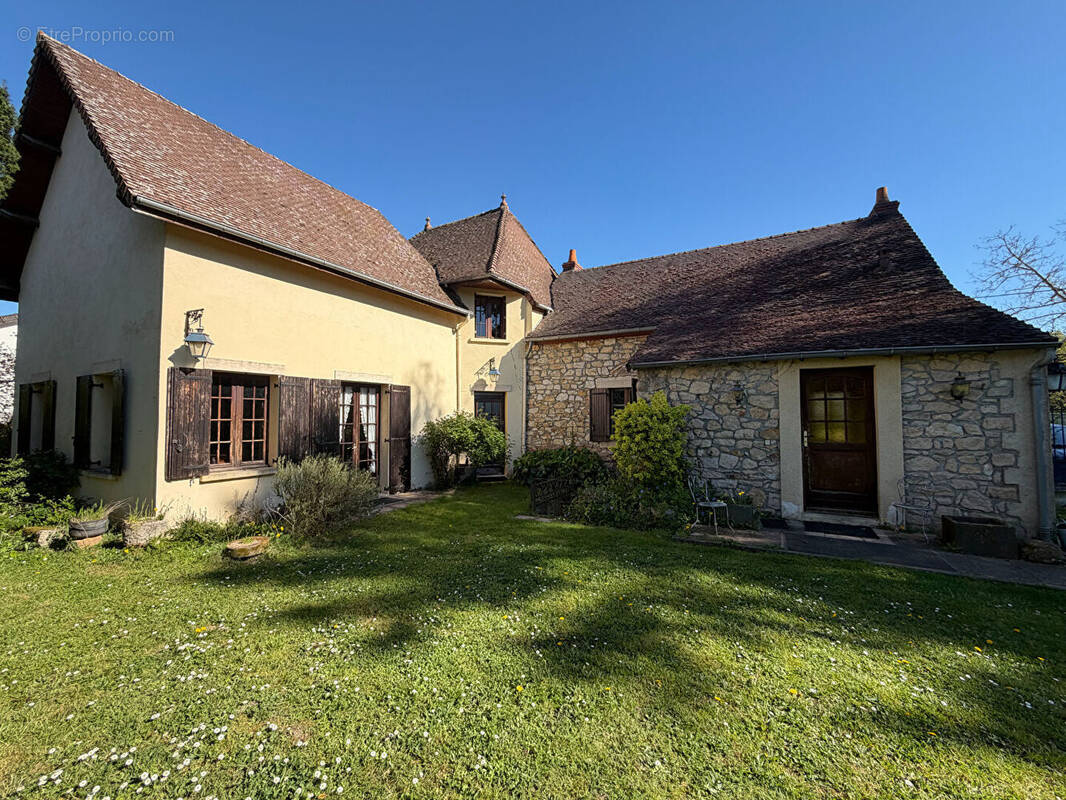 Maison à MONTVICQ