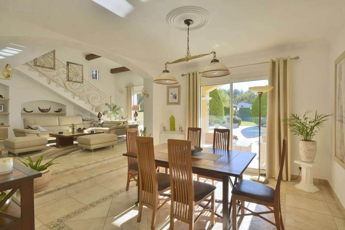 Maison à ROQUEFORT-LES-PINS