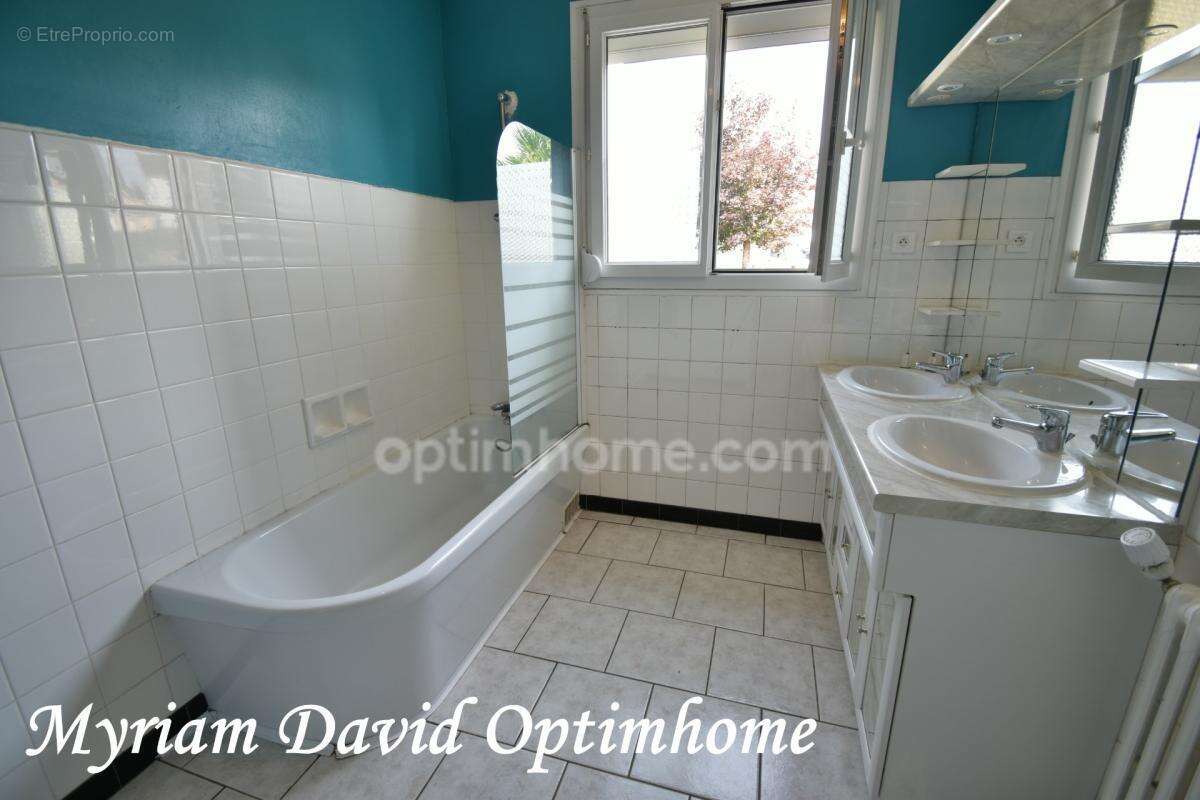 Maison familiale 171 m² – DPE C – 5 chambres – Terrain paysagé de 2 400 m² – Rostrenen - photo 8