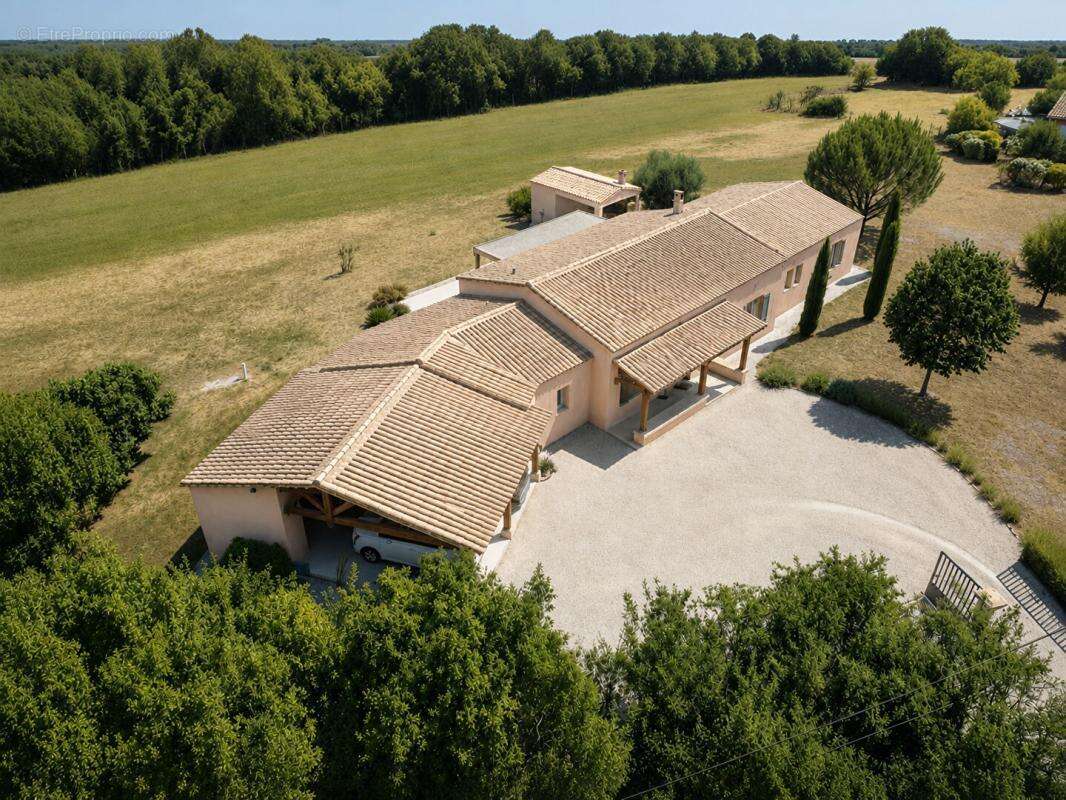 Plazac- Elégante maison, entièrement de plain-pied. Vue à couper le souffle sur la vallée! 4 chambres. Environ 1ha de terrain. a - photo 3