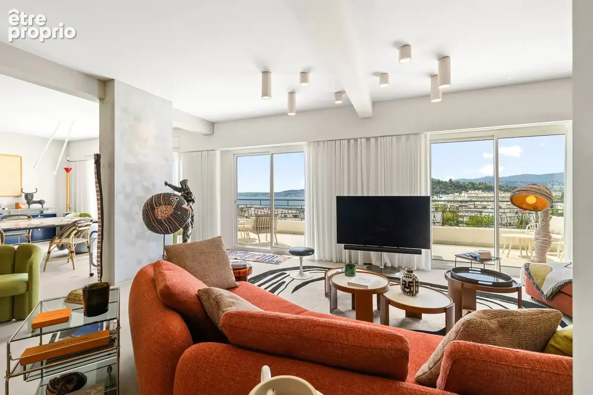 Nice - Le Port - Appartement 3 pièces d’exception entièrement rénové avec terrasse panoramique et vue mer - photo 9