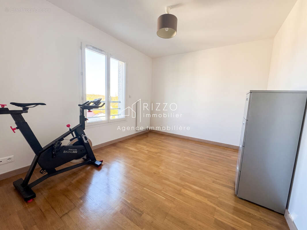Appartement à PERON