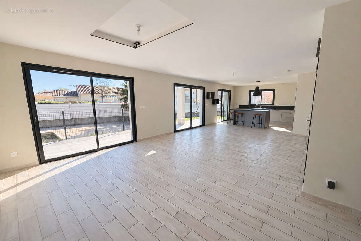 Maison à MONTELIMAR