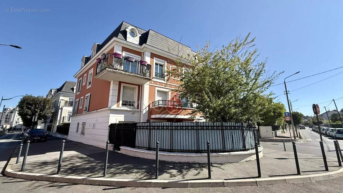 Appartement à LES PAVILLONS-SOUS-BOIS