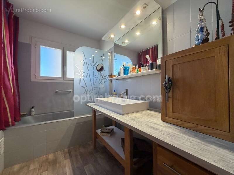 Propriété avec rendement locatif, piscine et garage - photo 9