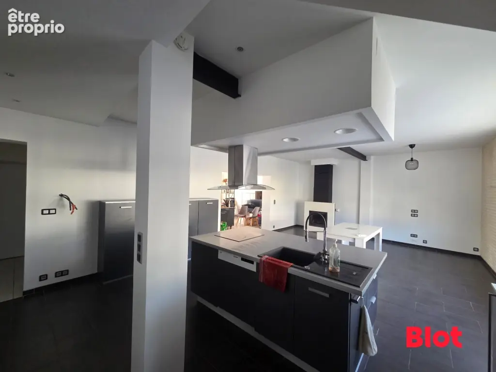 Maison 181 m² à Fougeres  - photo 2