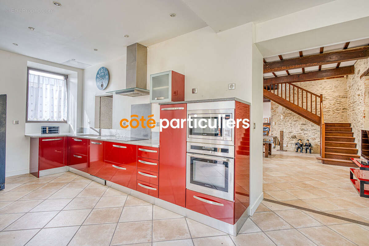 La roche sur yon -- longere en pierre -- 9 pieces -- 5 chambres -- 275 m² -- poutres apparentes -- pierre -- beaux volumes - photo 5