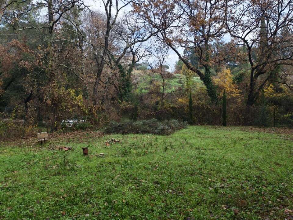 Terrain à LORGUES