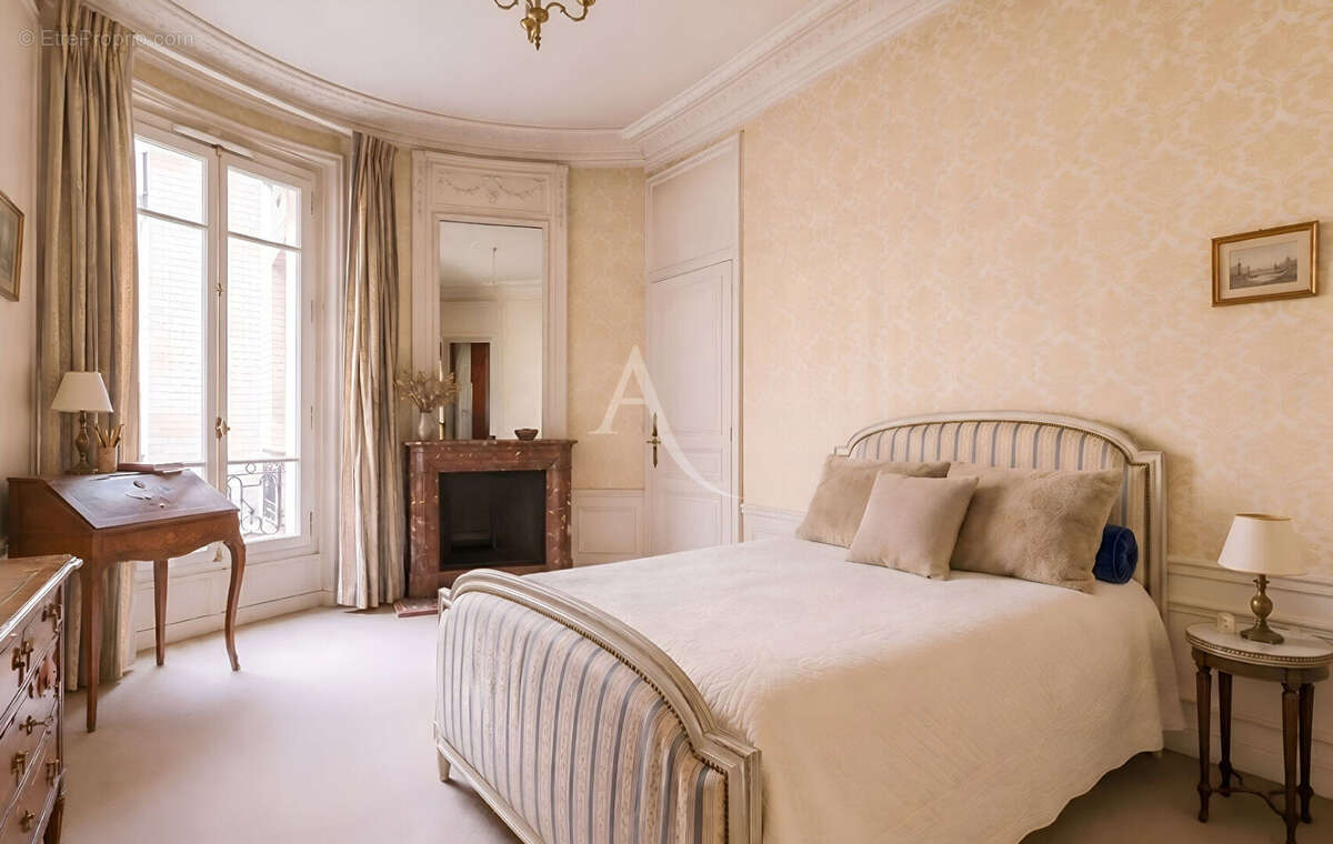 Appartement à PARIS-7E