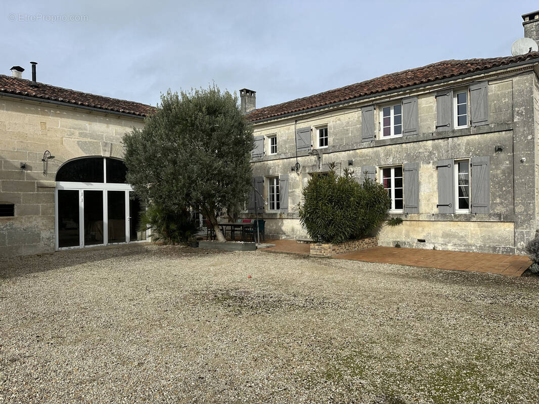 Maison à SAINT-MEME-LES-CARRIERES