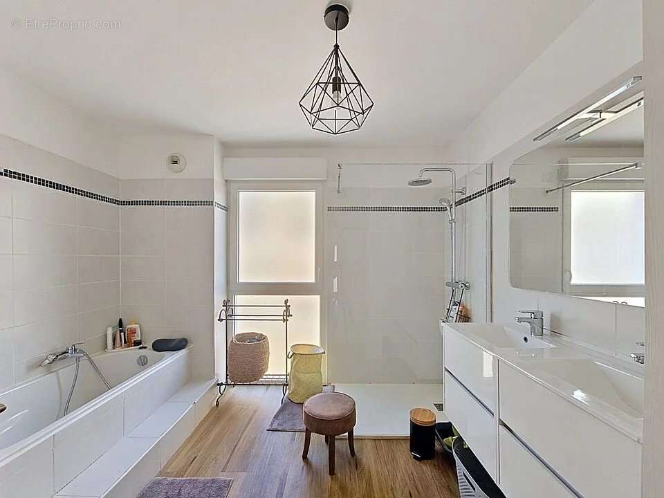 Appartement à SAINT-LAURENT-DU-VAR