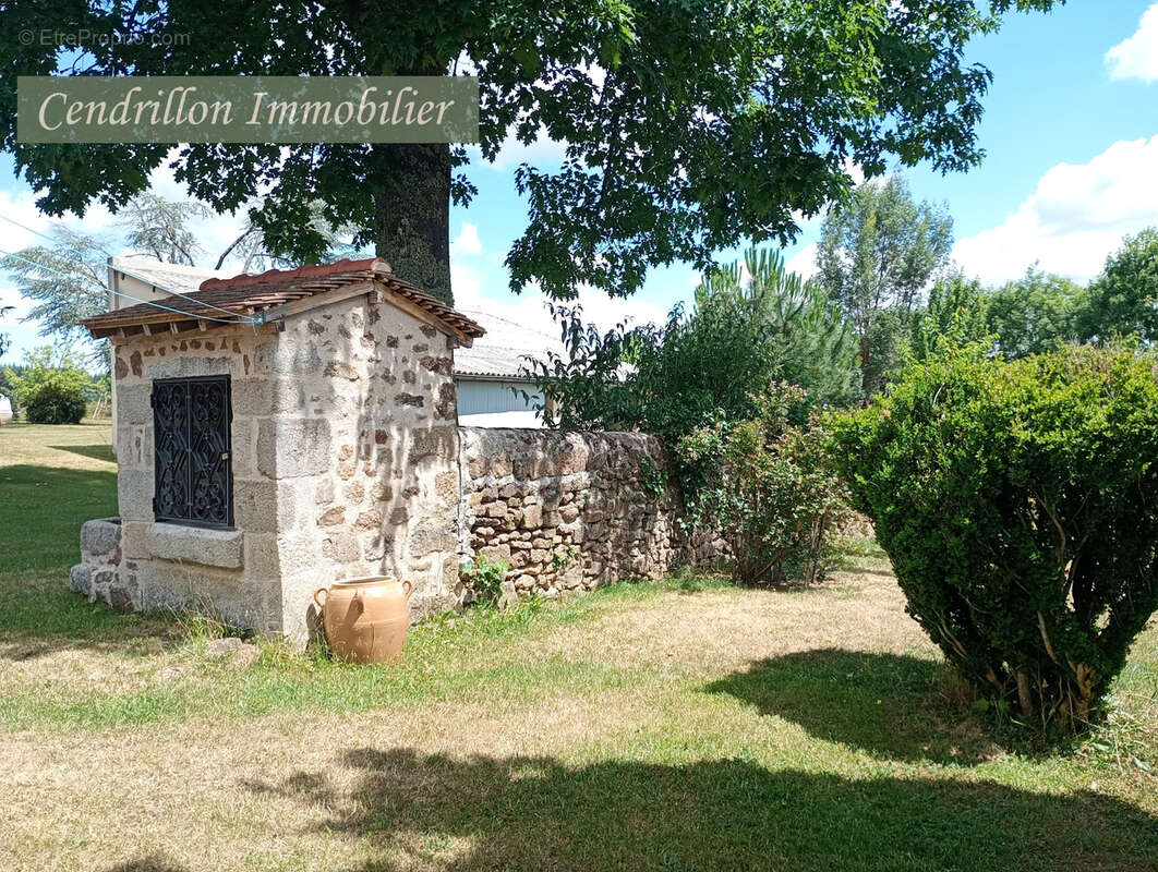 Maison en pierre indépendante avec 3 chambres sur un parc arboré de 4200 m2 avec dépendances  et puits - photo 19