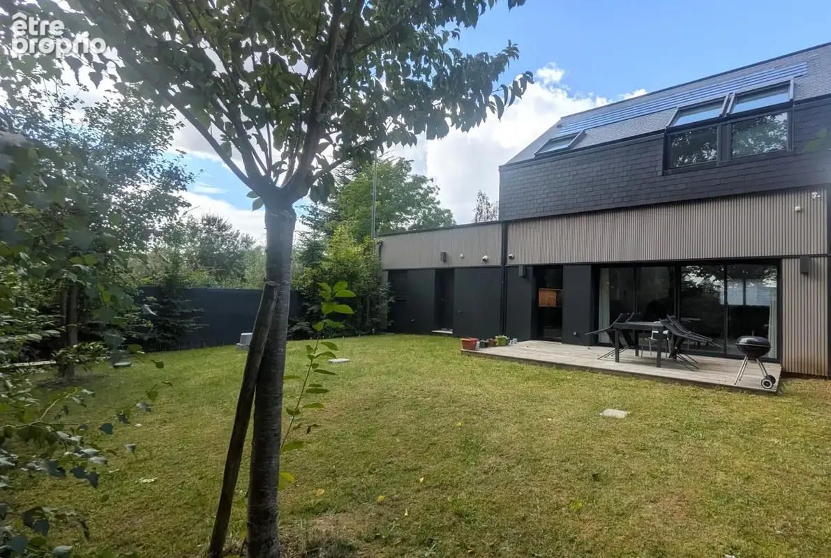Entrée de la maison avec accès direct aux pièces de vie