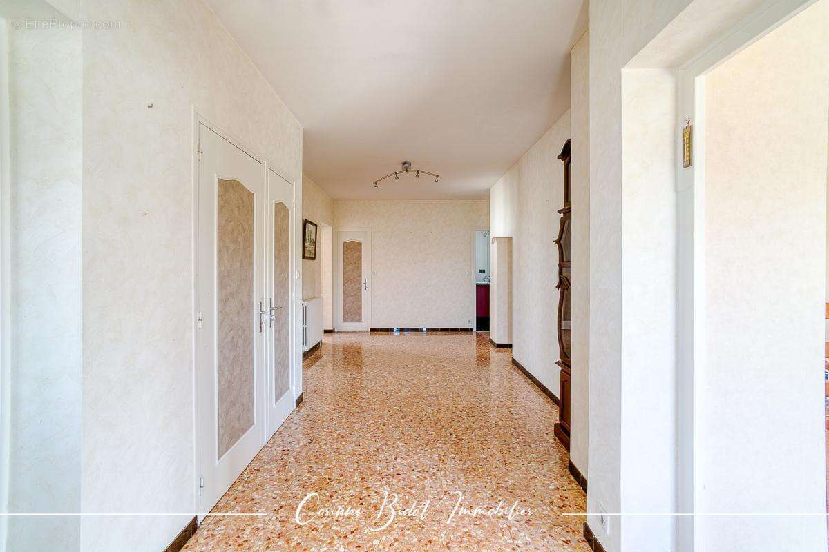 Maison 191 m² à Saint-Pierre-De-Chandieu  - photo 7