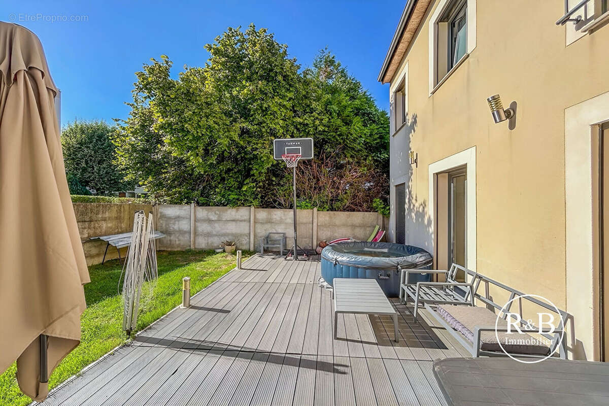 Maison à LES CLAYES-SOUS-BOIS