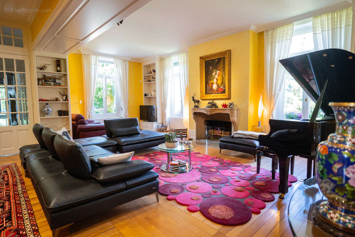 Maison à ROUGEMONT-LE-CHATEAU